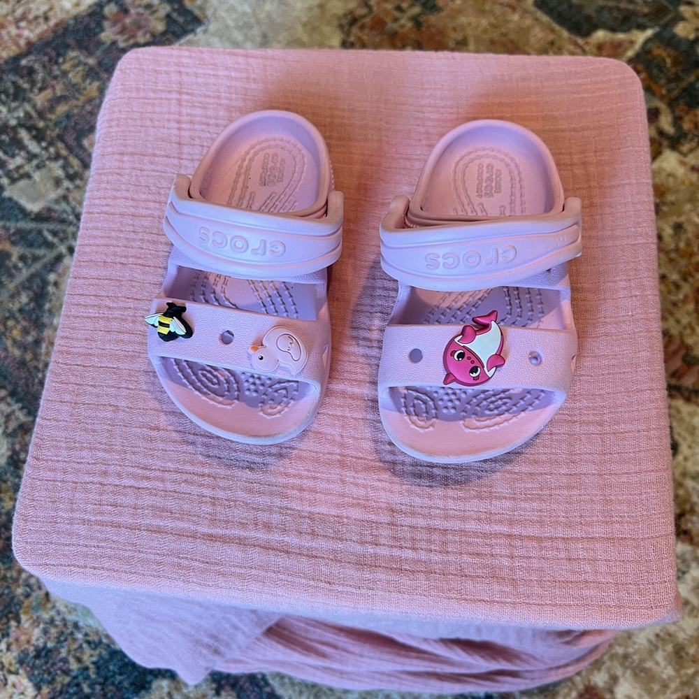 PINK CROCS